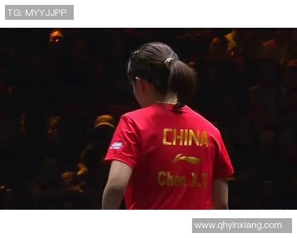 中国足球女将背影展现坚韧力量与无畏拼搏精神的瞬间